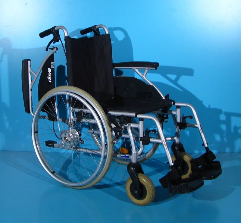 Scaun cu rotile - Drive/ latime sezut 42 cm.