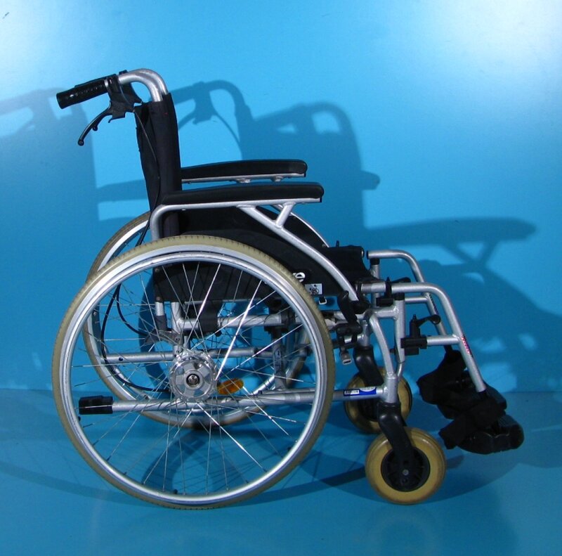 Scaun cu rotile - Drive/ latime sezut 42 cm.